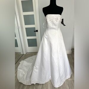 David's Bridal wedding dress size 12 white strapless